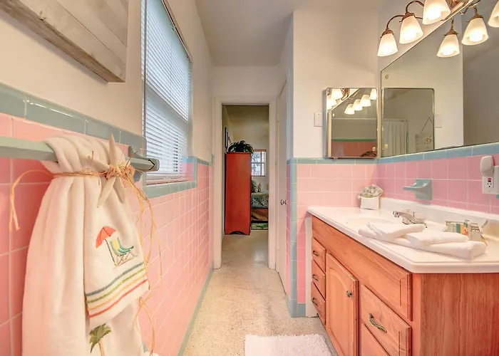 Bay Watch #6 ➠ Waterfront Retreat With Bay Views • Walk To Beach * Clearwater Beach