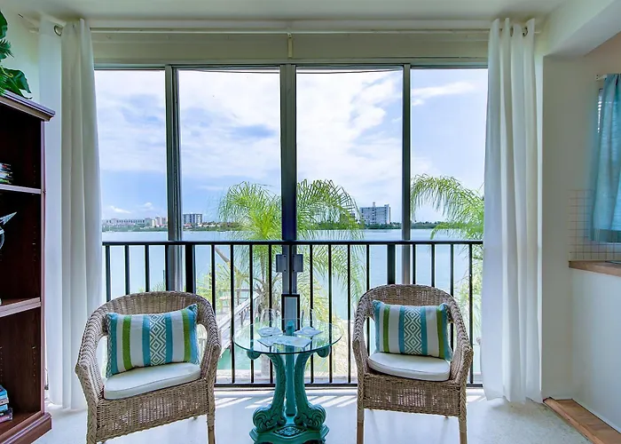 Apartment Bay Watch #6 ➠ Waterfront Retreat With Bay Views • Walk To Beach Clearwater Beach