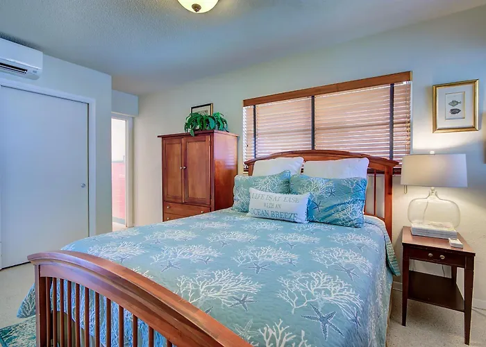 Apartment Bay Watch #6 ➠ Waterfront Retreat With Bay Views • Walk To Beach
